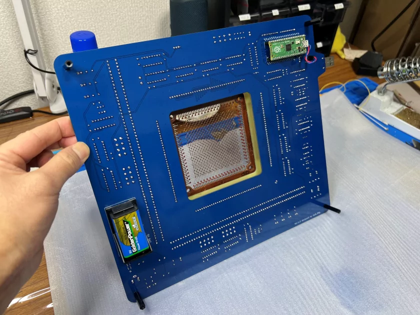 Энтузиаст создал странную флешку размером с материнскую плату ПК — данные удаляются при чтении