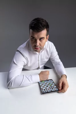 15 людей одновременно сыграют в шахматы с гроссмейстером Яном Непомнящим на смартфонах Huawei Mate X7