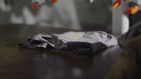 Робота для складывания белья предлагают за 7999 долларов, но иногда он не справляется без помощи человека