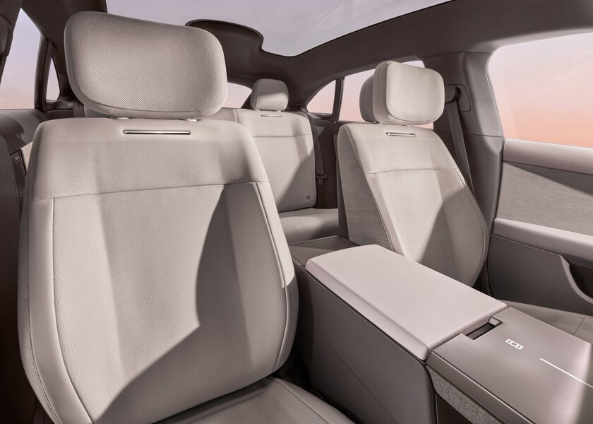 Range Rover анонсировал свой первый электромобиль и новую модель за долгие годы