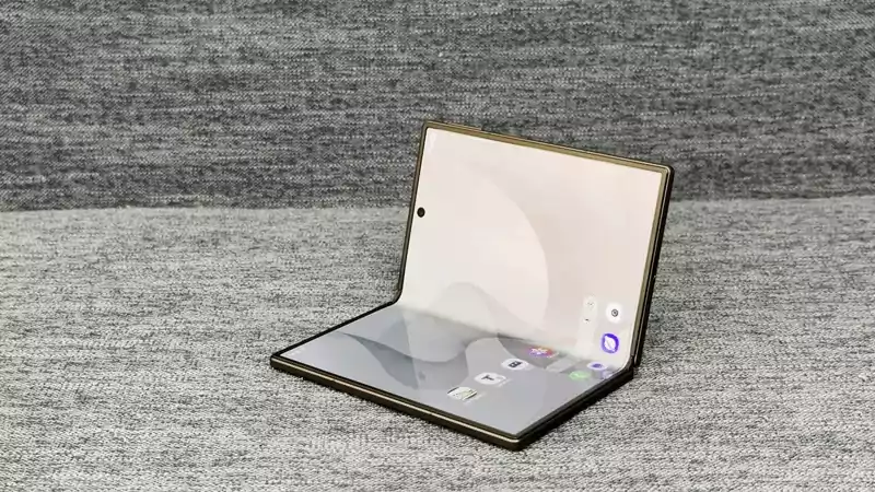 Складной смартфон в совершенно новом форм-факторе: обзор Samsung Galaxy Z Fold8 — Дисплеи. 17