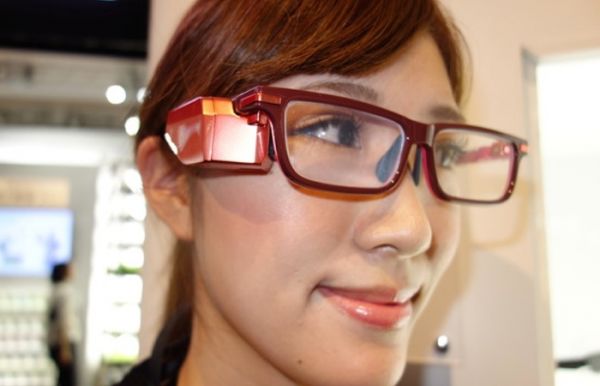 Toshiba показала в Японии свои умные очки