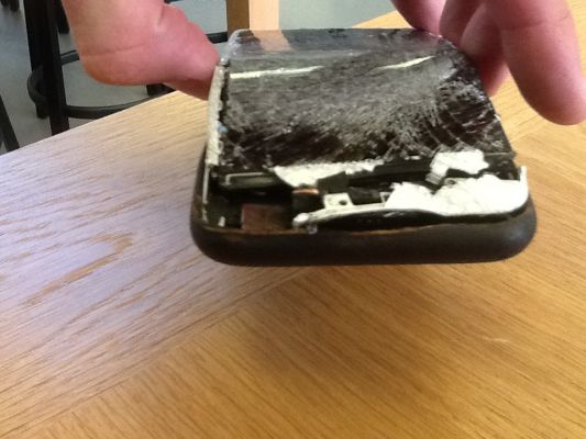 iPhone 6 загорелся в кармане владельца из-за аварии