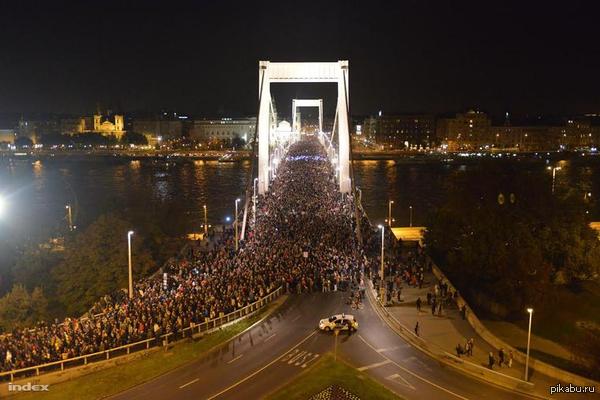В Венгрии многотысячный митинг против введения налога на интернет закончился погромами