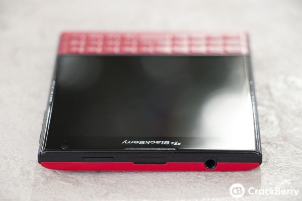 Фотогалерея: BlackBerry Passport в красном корпусе