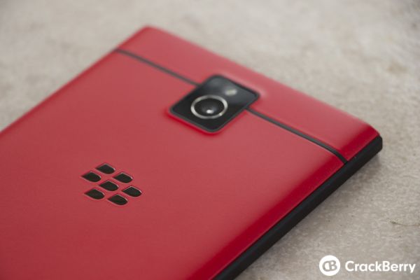 Фотогалерея: BlackBerry Passport в красном корпусе