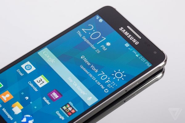 Samsung GALAXY Alpha оснащен защитным стеклом Gorilla Glass 4