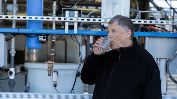 Билл Гейтс попробовал воду, полученную в итоге переработки человеческих отходов