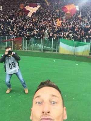 Франческо Тотти сделал самое популярное футбольное селфи на iPhone 6