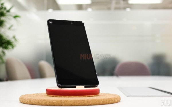 Первые живые фотографии нового флагмана Xiaomi Mi Note