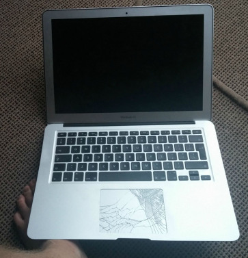 MacBook пользователя Reddit выжил после падения с самолета