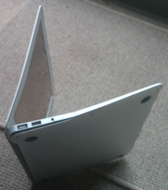 MacBook пользователя Reddit выжил после падения с самолета