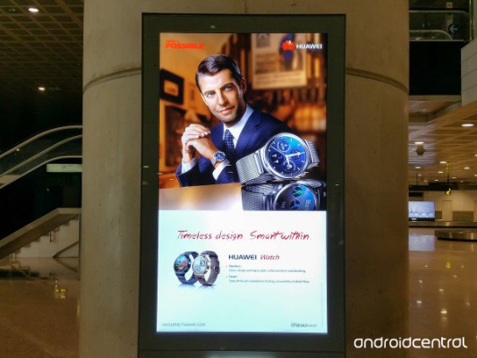 Умные часы Huawei показались на электронном постере в аэропорту Барселоны