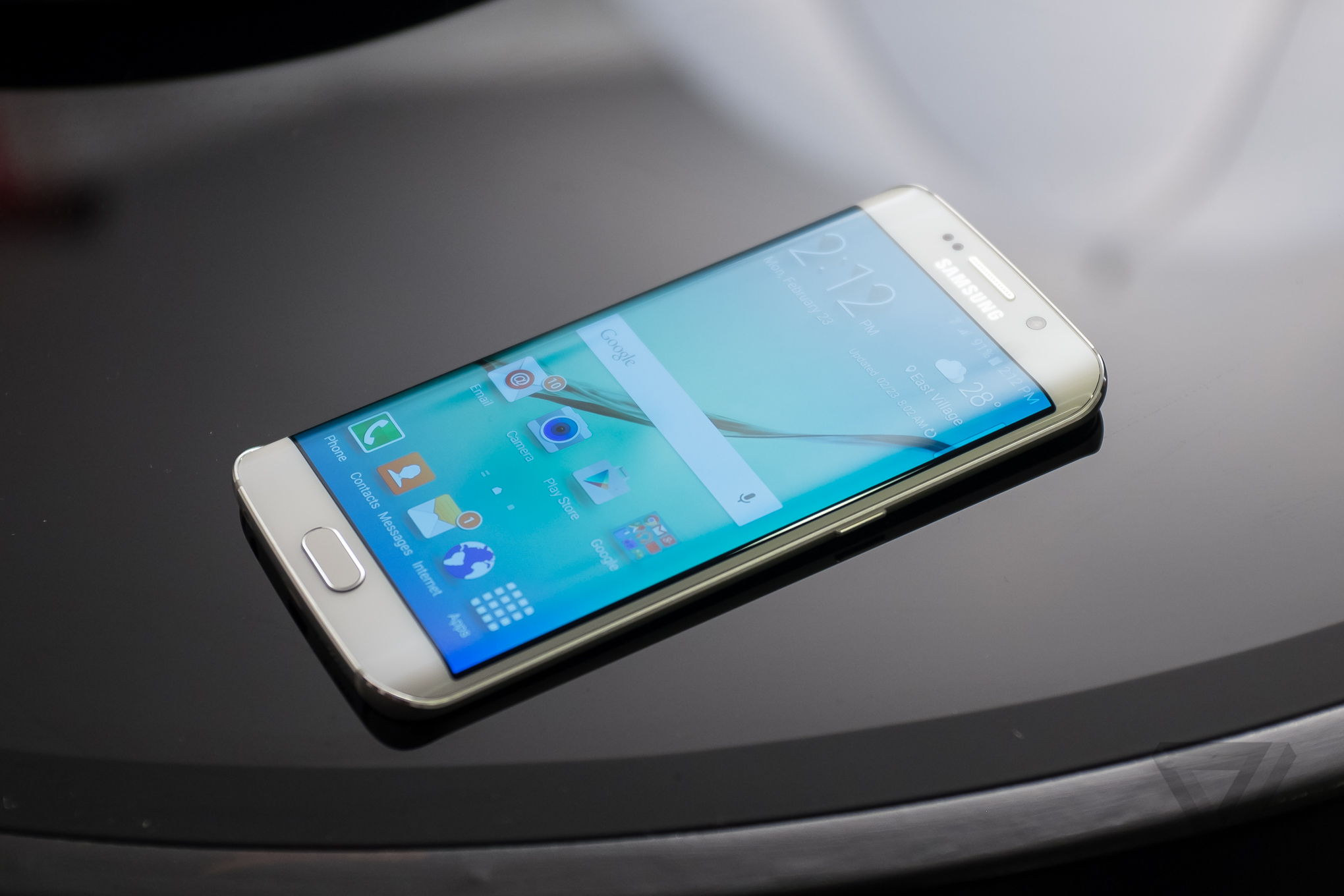 Новые телефоны самсунг фото. Смартфон Samsung Galaxy s6 Edge. Samsung Galaxy s6 Edge 2015. Самсунг с выпуклым экраном s6 Edge. Самсунг галакси с 6 с изогнутым экраном.