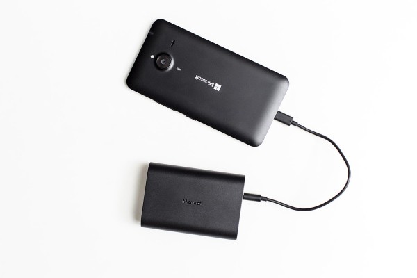 Microsoft представила семейство портативных аккумуляторов Portable Dual Charger