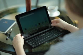 LG представила портативную клавиатуру, которая сворачивается в трубочку
