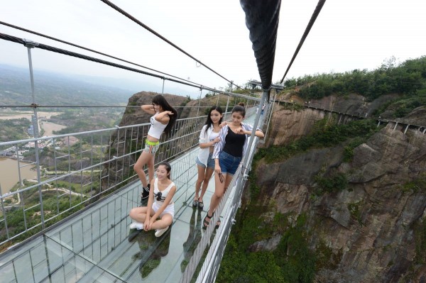 В Китае построили прозрачный мост из стекла