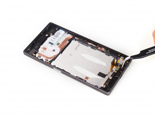 Для охлаждения в Sony Xperia Z5 используются специальные трубки и термопаста