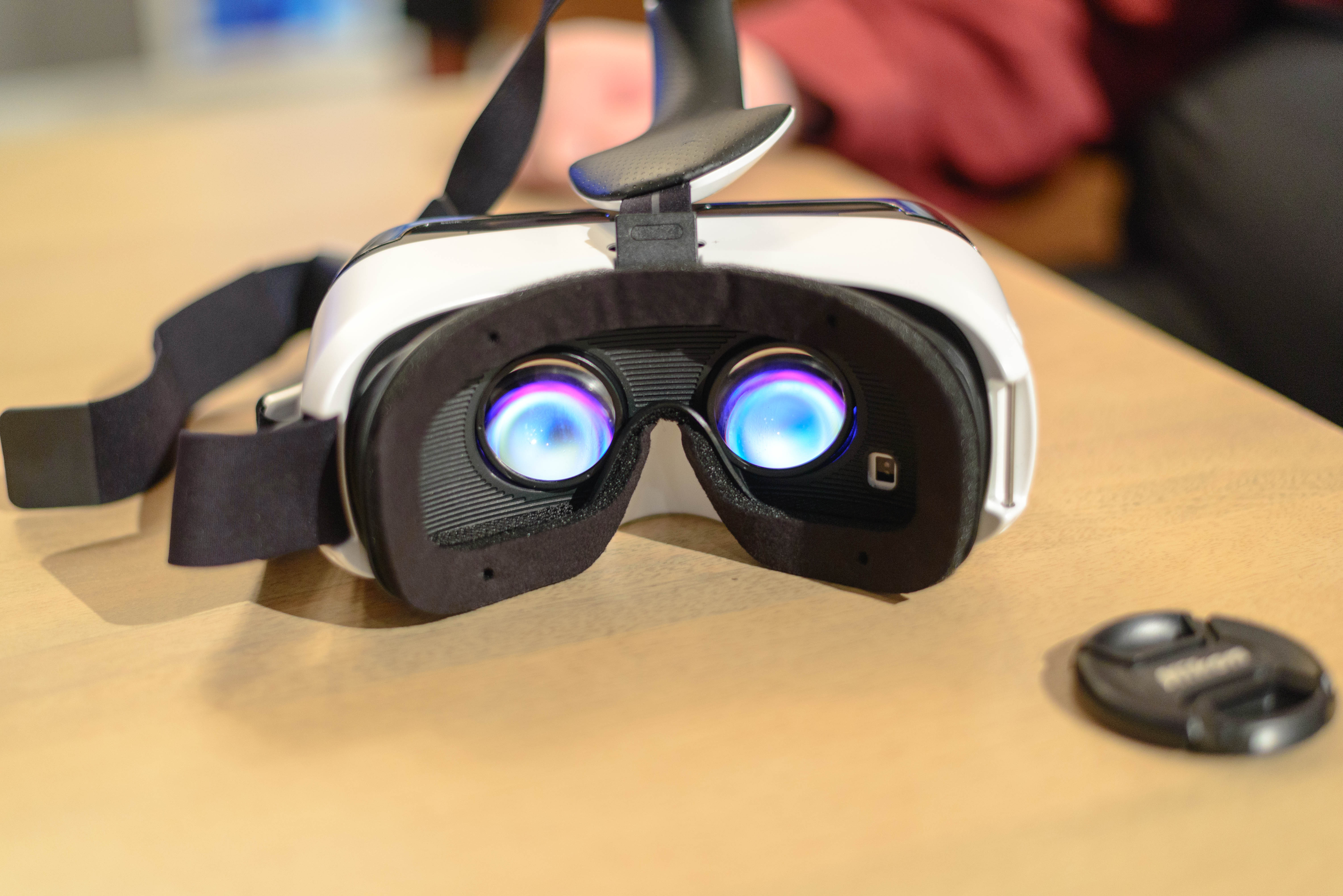 Что такое очки игры. Samsung Gear шлем. Pico 4 VR. Очки виртуальной реальности VR Samsung. Виртуальные очки самсунг.