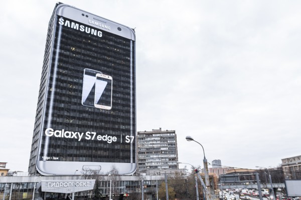 Samsung установила рекламу в виде огромного смартфона на медиафасаде в Москве