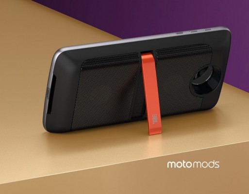 Новые флагманы Moto Z получили модульные чехлы, но потеряли разъем 3,5 мм