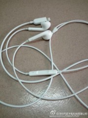 Фото: наушники Apple EarPods с коннектором Lightning
