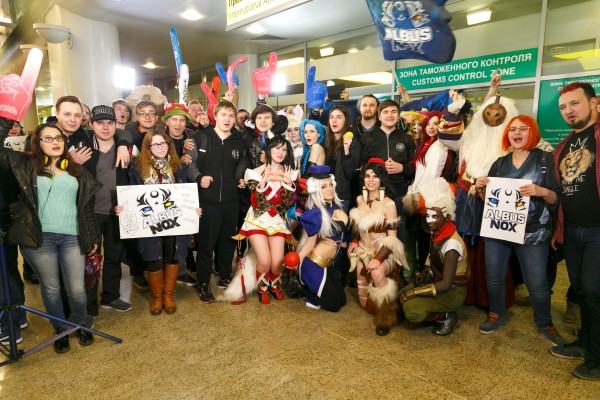 Фанаты встретили киберспортивную команду Albus NoX Luna как героев после Чемпионата мира по игре League of Legends