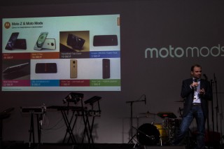 Компания Lenovo представила смартфоны семейства Moto Z со сменными модулями Moto Mods