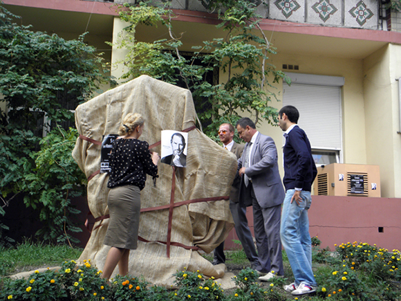 В Одессе открылся памятник Стиву Джобсу