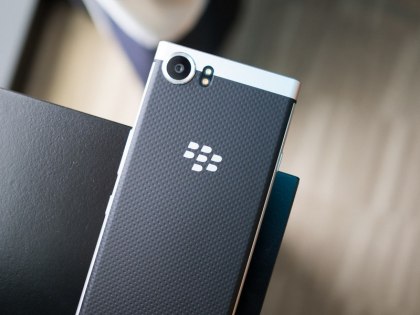 TCL показала новый смартфон BlackBerry с физической клавиатурой