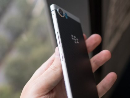 TCL показала новый смартфон BlackBerry с физической клавиатурой