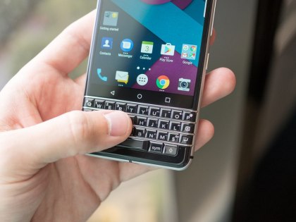 TCL показала новый смартфон BlackBerry с физической клавиатурой