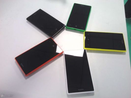 В сети появились фотографии Nokia Lumia 830