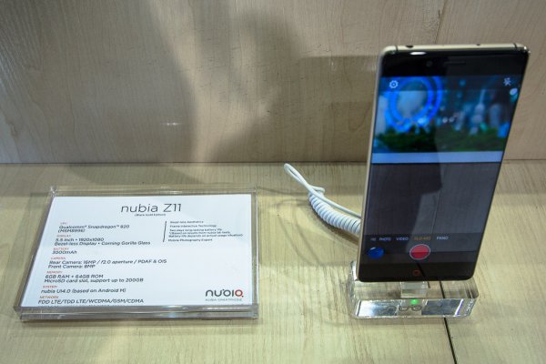 Фотоотчёт с MWC 2017: стенды HP, Nubia, Samsung и Huawei