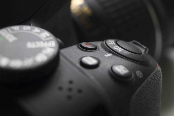 Обзор зеркальной камеры Nikon D3400 — Внешний вид. 3