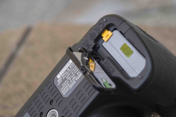 Обзор зеркальной камеры Nikon D3400 — Батарея. 1