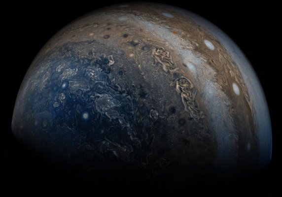 Аппарат «Юнона» пролетел над Большим красным пятном Юпитера