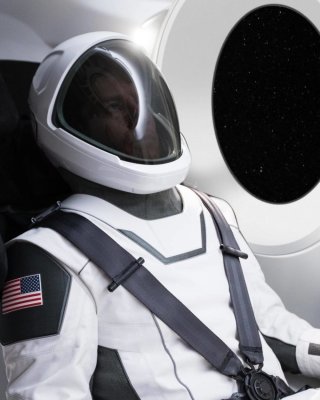 Илон Маск показал космический костюм SpaceX