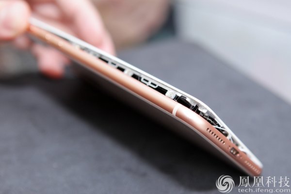 Владелец iPhone 8 Plus сообщил о треснувшем во время зарядки корпусе