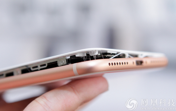 Владелец iPhone 8 Plus сообщил о треснувшем во время зарядки корпусе
