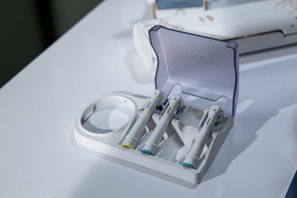 Oral-B GENIUS 9000: чистим зубы с приложением и подсветкой