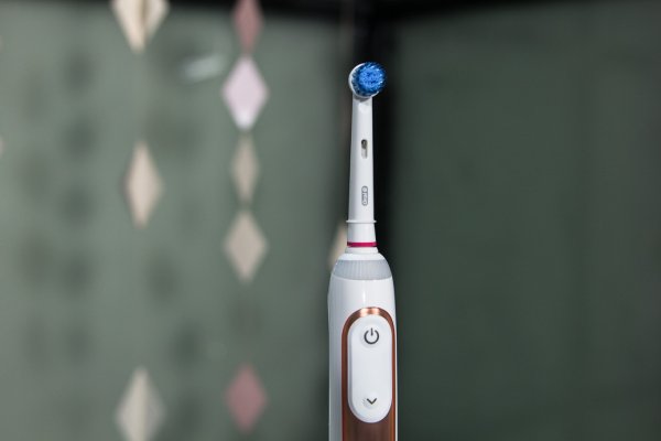 Oral-B GENIUS 9000: чистим зубы с приложением и подсветкой