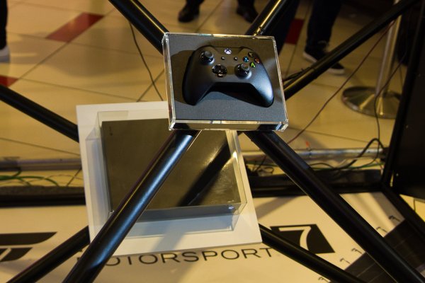 Торжественный старт продаж Xbox One X в России