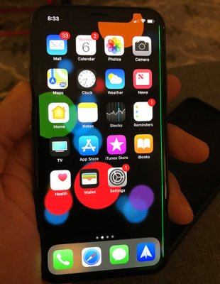 На экране iPhone X появляются зелёные полосы