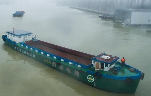 Первое электрическое грузовое судно спустили на воду в Китае
