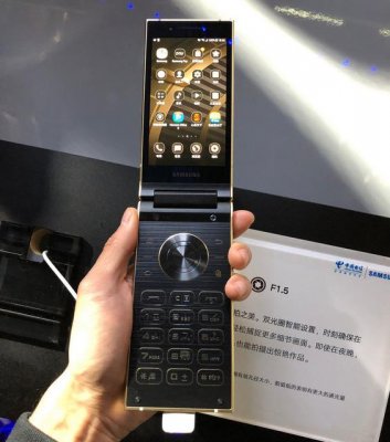 Флагманская раскладушка Samsung W2018 дороже iPhone X