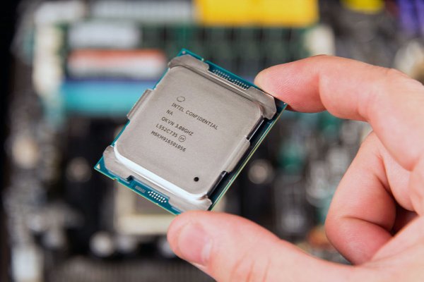 Уязвимость в процессорах Intel затрагивает почти все устройства