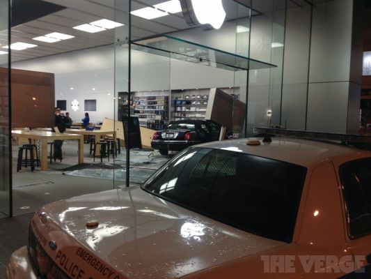 Авария: Машина врезалась в магазин компании Apple