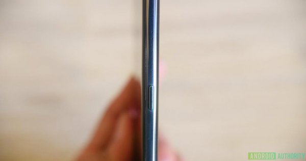 Реальные фото Huawei P20: двойная основная камера и сенсорная панель громкости