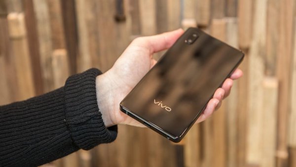 Vivo показала концепт безрамочного смартфона с выдвижной камерой